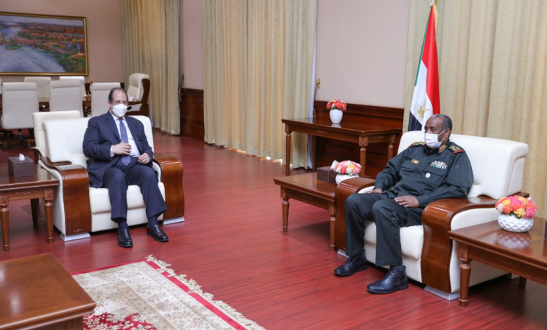 اللواء عباس كامل يلتقي رئيس مجلس السيادة السوداني