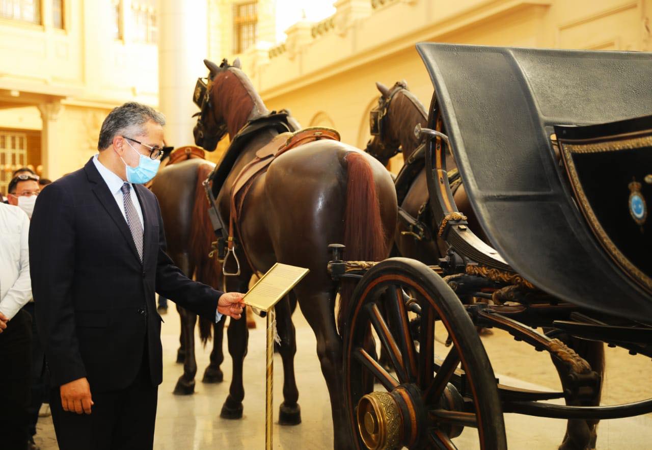 وزير السياحة والآثار يتابع اللمسات النهائية لأعمال ترميم متحف المركبات الملكية