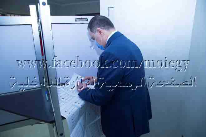 وزير الداخلية يُدلي بصوته الانتخابي