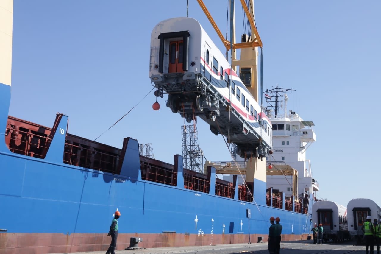 تنزيل13عربة جديدة للركاب بميناء الإسكندرية