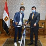 صور| وزير الرياضة يكرم الشاب إبراهيم «بائع الفريسكا»