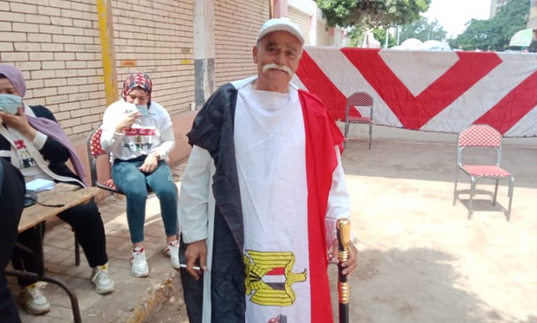 مواطن يرتدي علم مصر