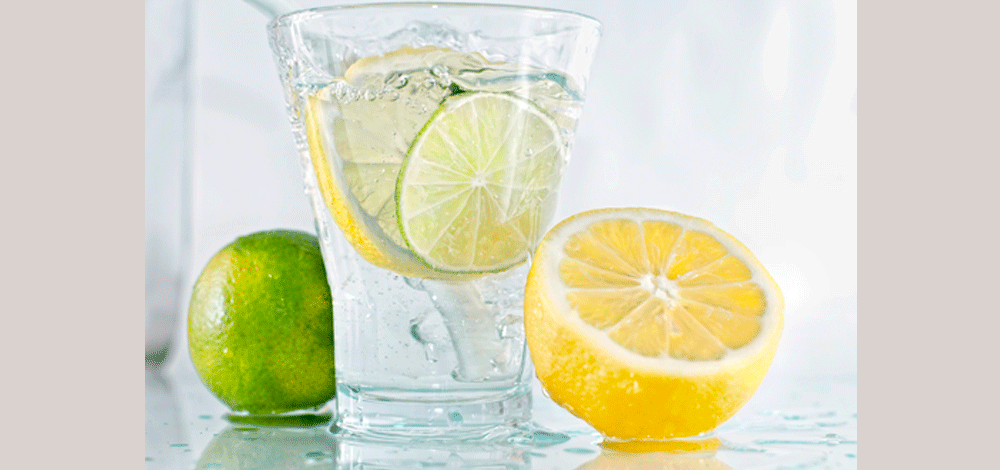 مشروب الماء مع الليمون