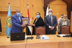 جامعة الأزهر تكرم وزيرة الصحة الأسبق الدكتوره مها الرباط . 