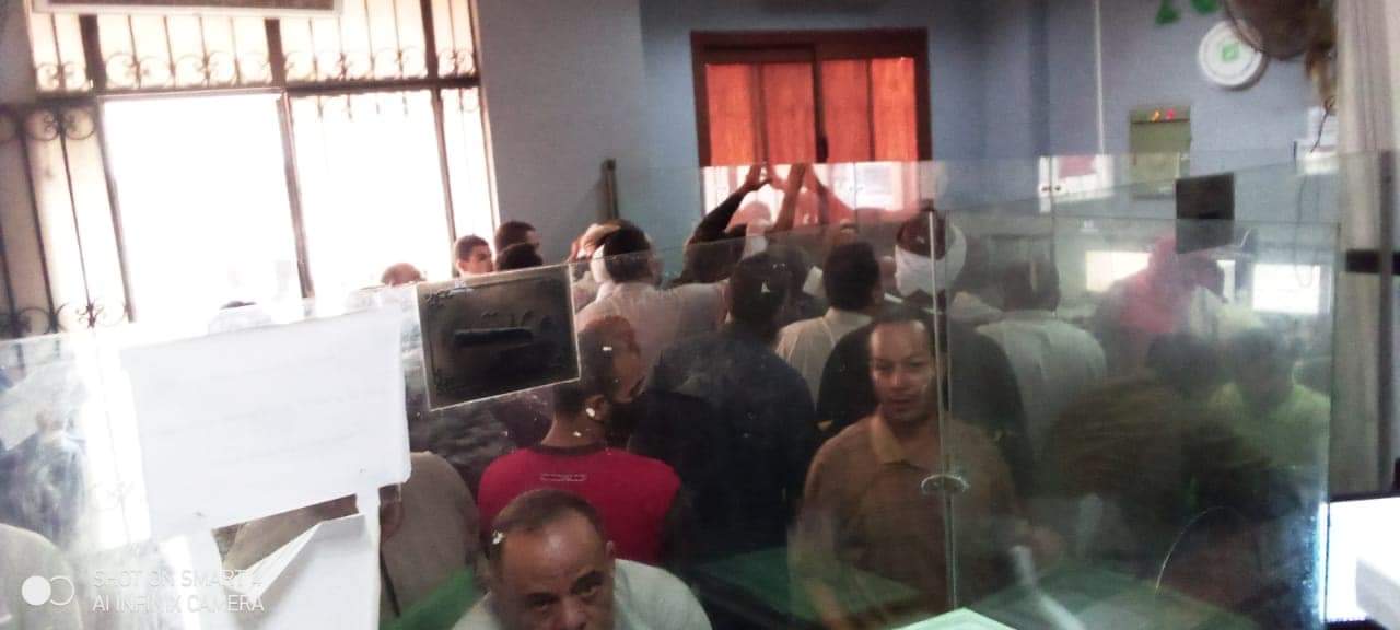 تزاحم المواطنين بالمركز التكنولوجي في ديرب نجم بالشرقية 