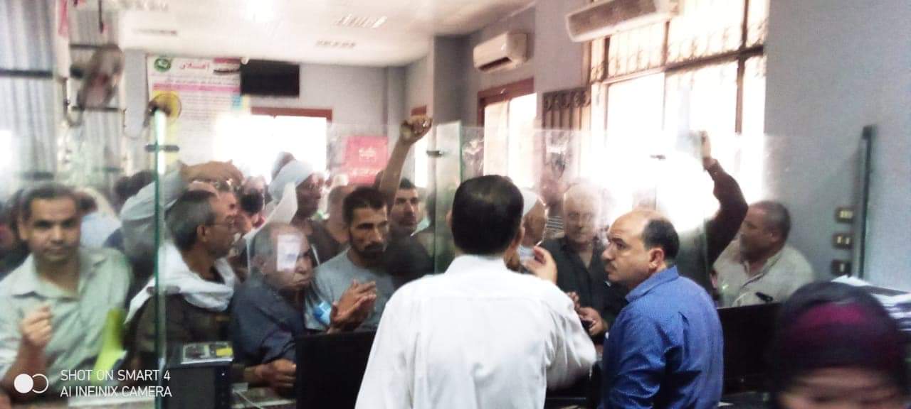 تزاحم المواطنين في تقديم ملف التصالح في ديرب نجم 