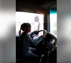 طفلة تقود سيارة نقل ثقيل