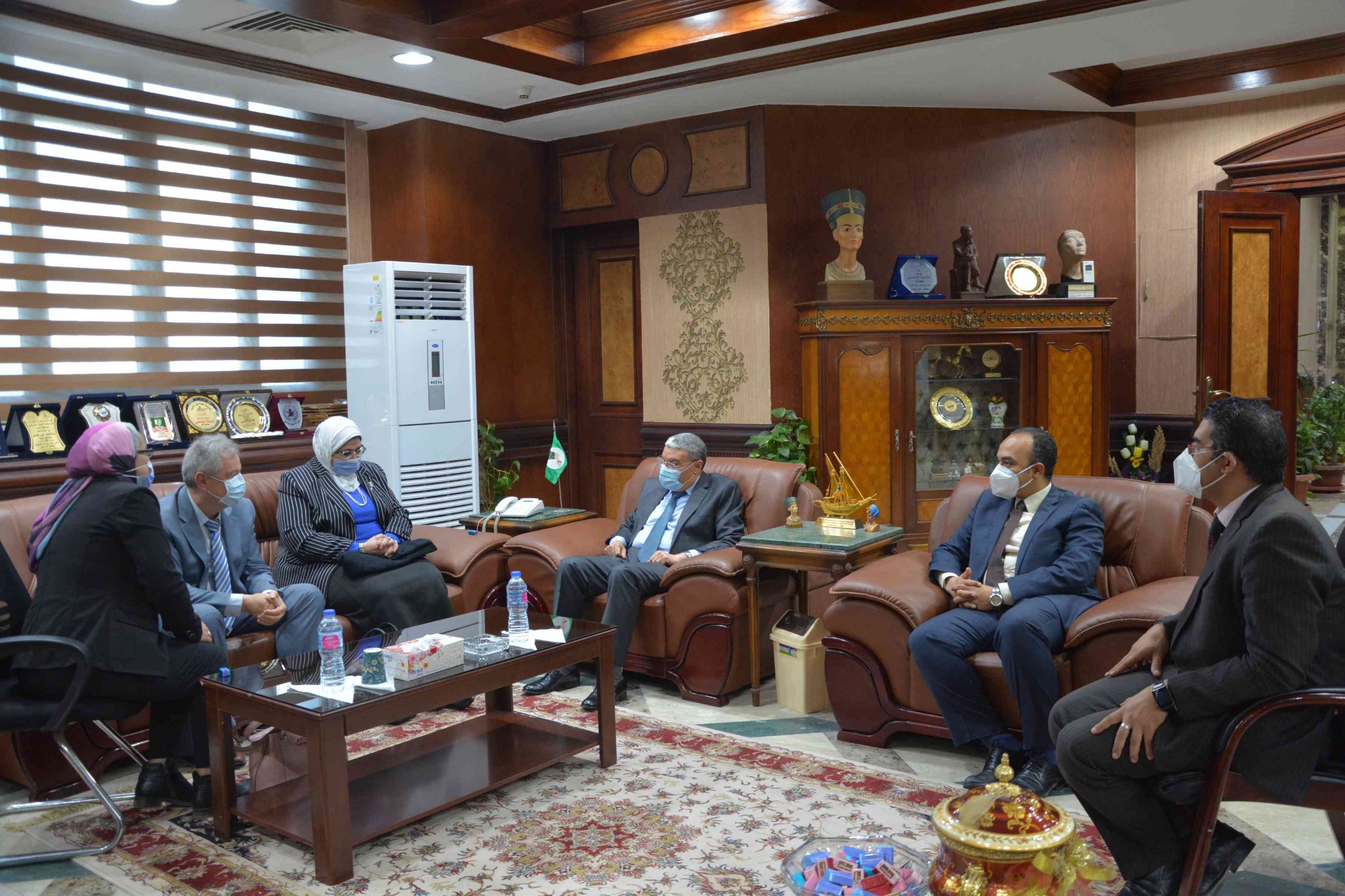محافظ المنيا يلتقى وفد وزارة الصحة