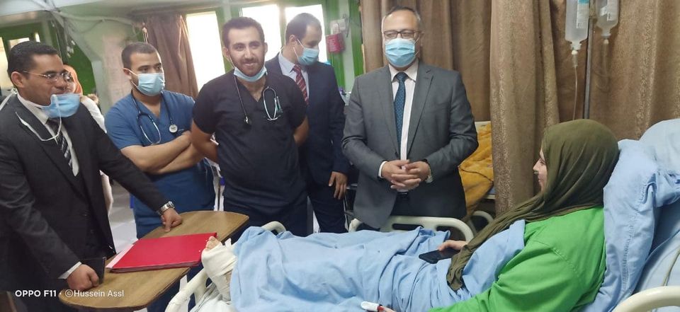 زيارة عميد كلية الطب جامعة الأزهر للطالبة آلاء فى المستشفى بعد تعرضها للحادث