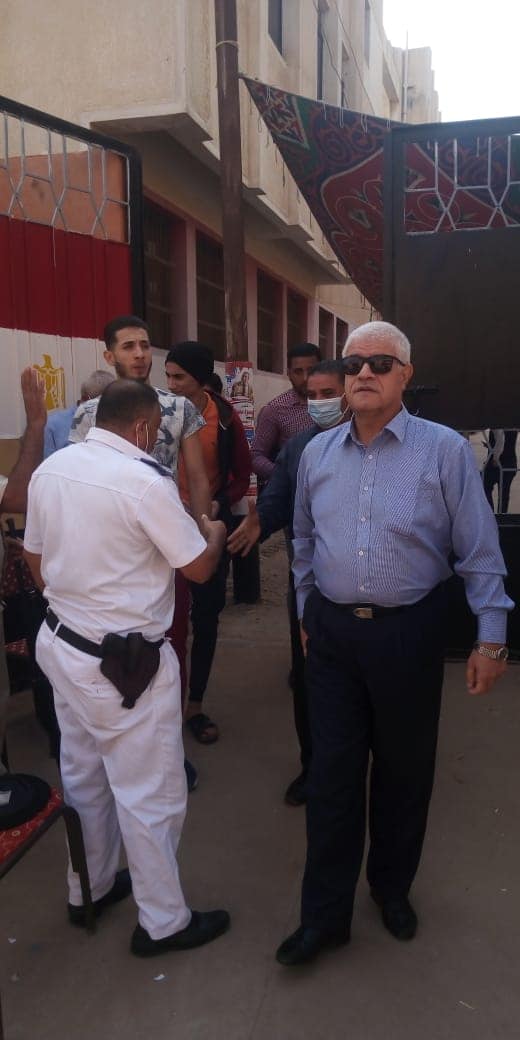 رئيس مدينة ميت أبو غالب أثناء الاشراف على لجان الإقتراع