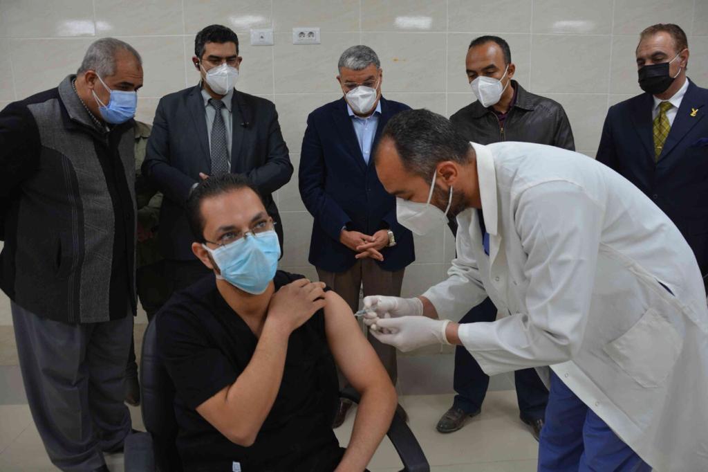 محافظ المنيا يشهد تطعيم لقاح كورونا بعزل ملوى