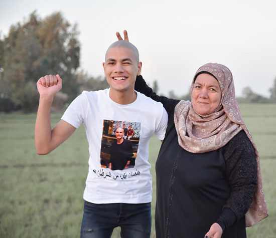 الشاب محمد قمصان المتهم بادعاء السرطان ووالدته