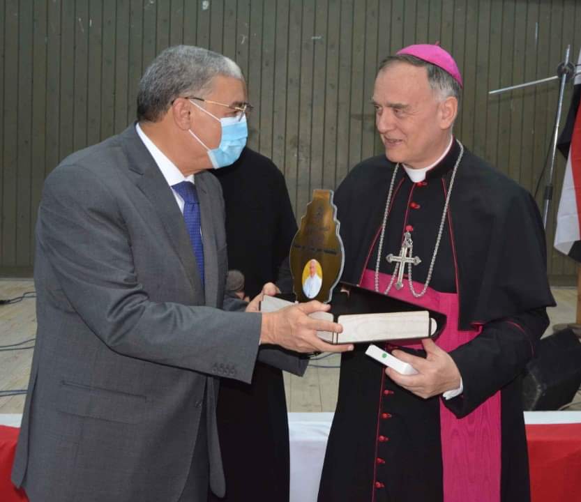 محافظ المنيا يكرم سفير الفاتيكان