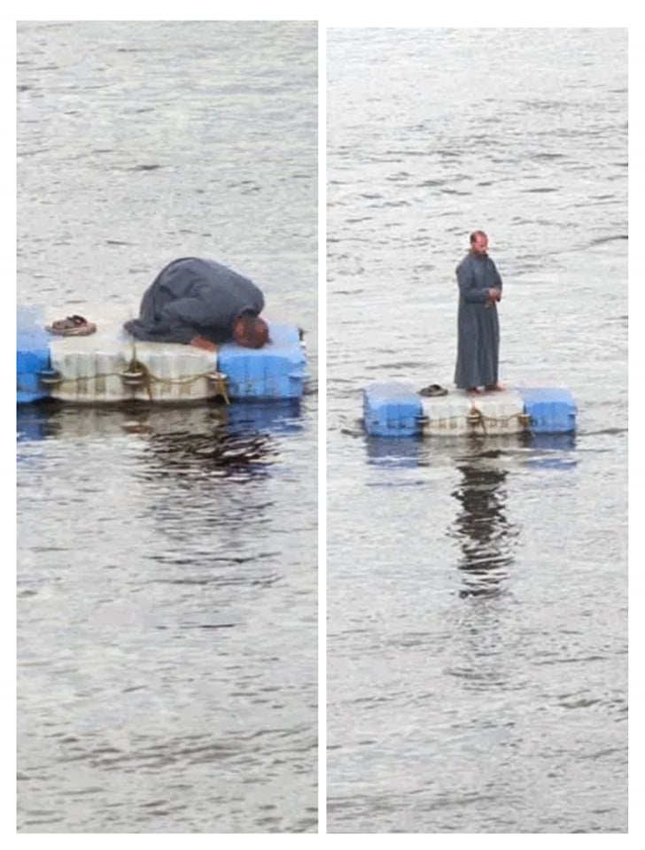 مواطن يصلي علي سطح الماء