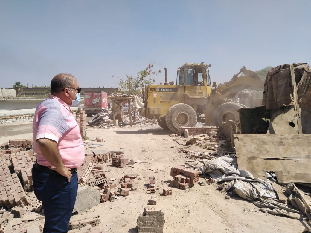 اللواء أحمد جودة، رئيس حي البساتين أثناء متابعة أعمال الإزالة