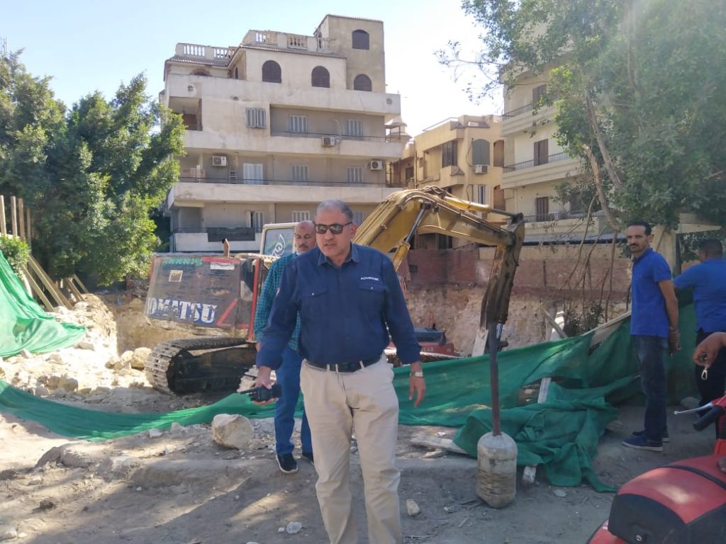اللواء أحمد جودة أثناء تفقده موقع المخالفة بشارع 294