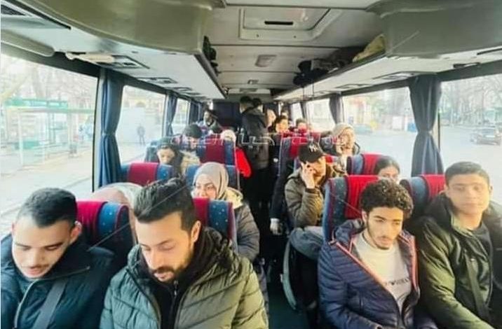 طلاب مصريون يغادرة كارخون متجهين لرومانيا