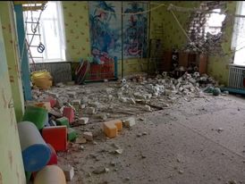 رويترز:- صورة داخلية لروضة أطفال في ستانيتسيا بأوكرانيا، قال مسئولون عسكريون أوكرانيون أنها استهدفت بالقصف