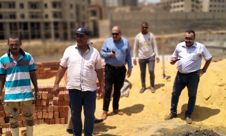 اللواء أحمد جودة رئيس حي المعادي أثناء ضبط مخالفة بناء
