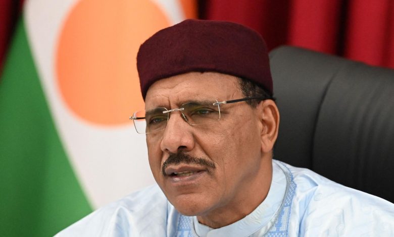 محمد بازوم رئيس النيجر الذي أطاح به العسكريون